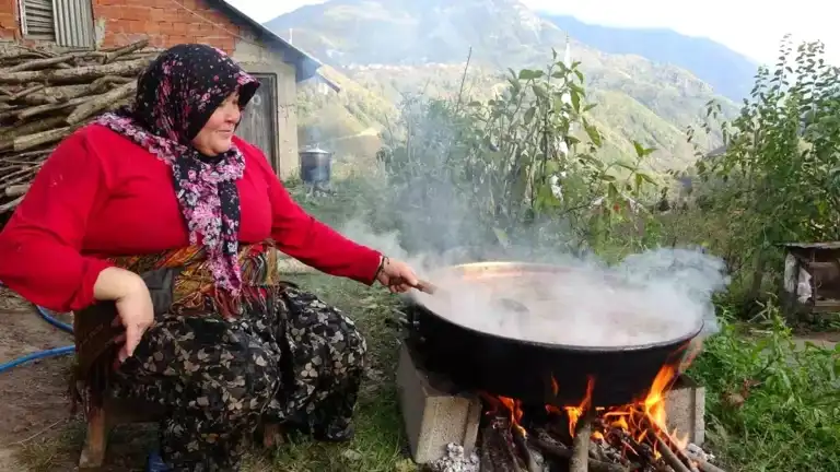 Doğu Karadeniz'de Geleneksel Elma Pekmezi Yapımı