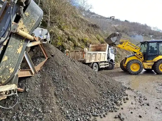 Giresun'da Heyelan Kayaları Yol Yapımında Kullanılıyor