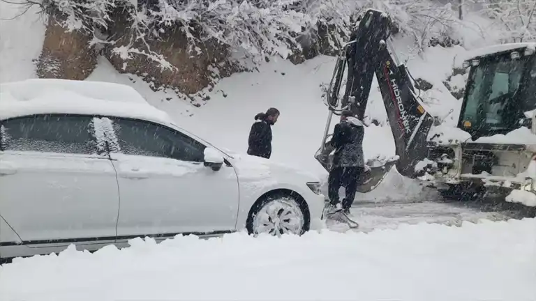 Doğu Karadeniz'de Kar Kapanında Mahsur Kalanlar Kurtarıldı